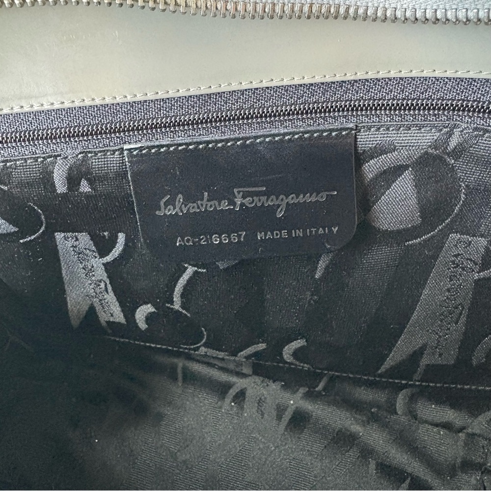 👜 Salvatore Ferragamo Vintage Box Crossbody Bag – Grey Leather - Picture 10 of 11